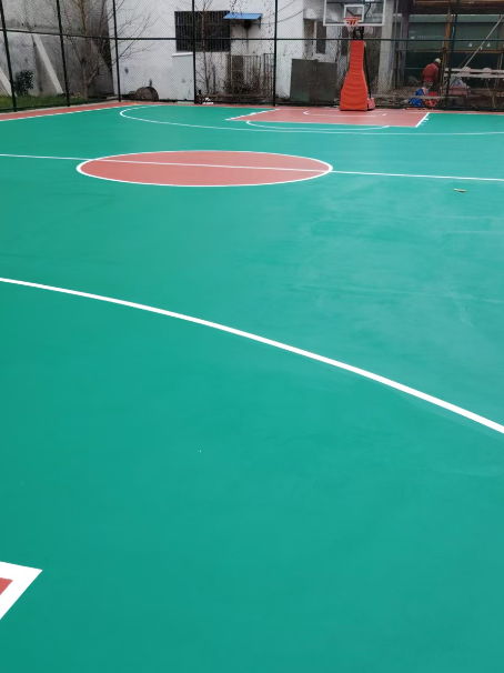 平泉 球场长期使用易出现地面开裂